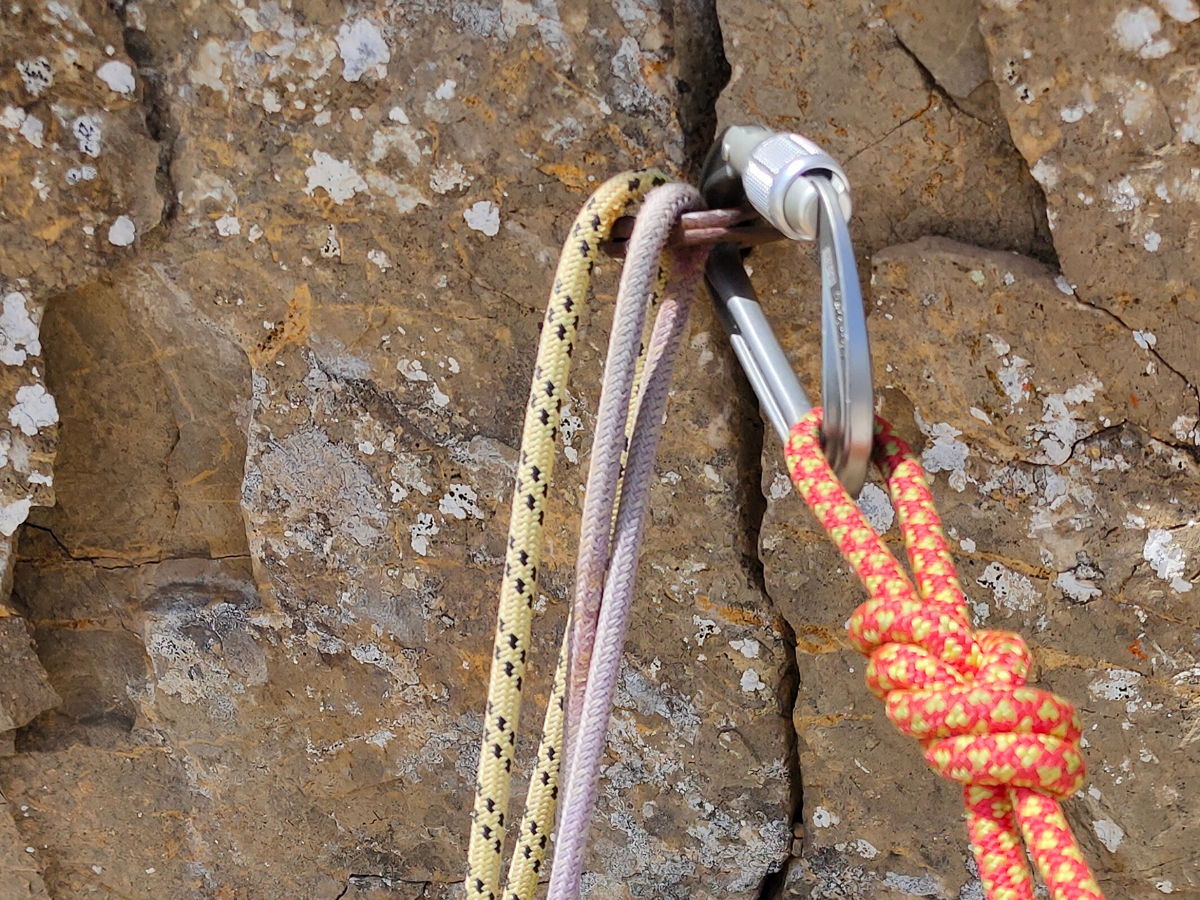 El Petzl Spirit Screw-Lock es un buen mosquetón para alpinismo y trabajo con clavos. Su perfil estrecho permite que sea usado en pequeños ojales.