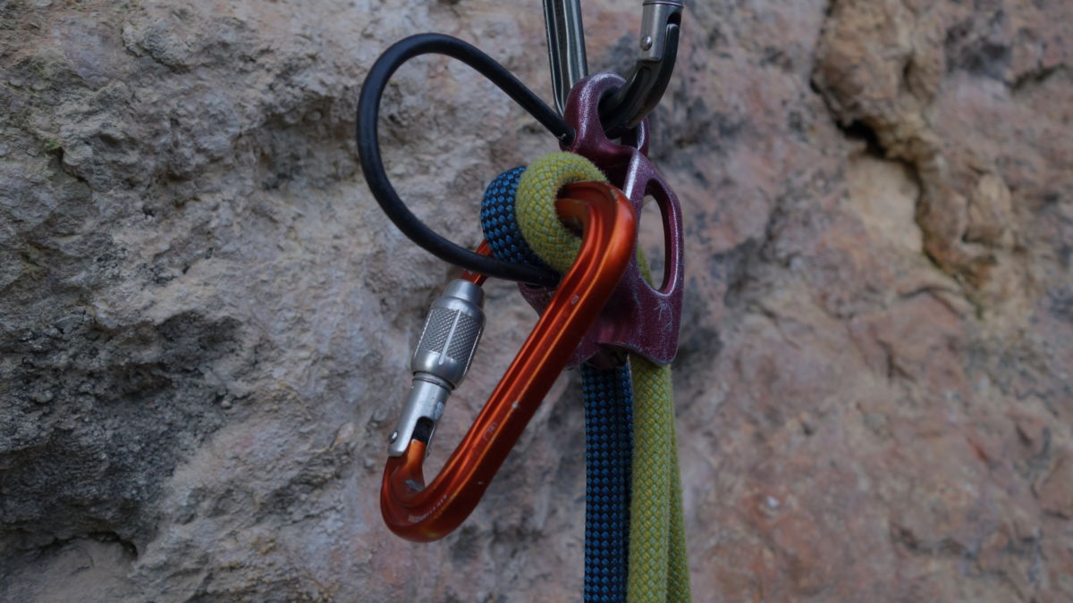 El Attache es un mosquetón perfecto para alpinismo y escalada en pared.