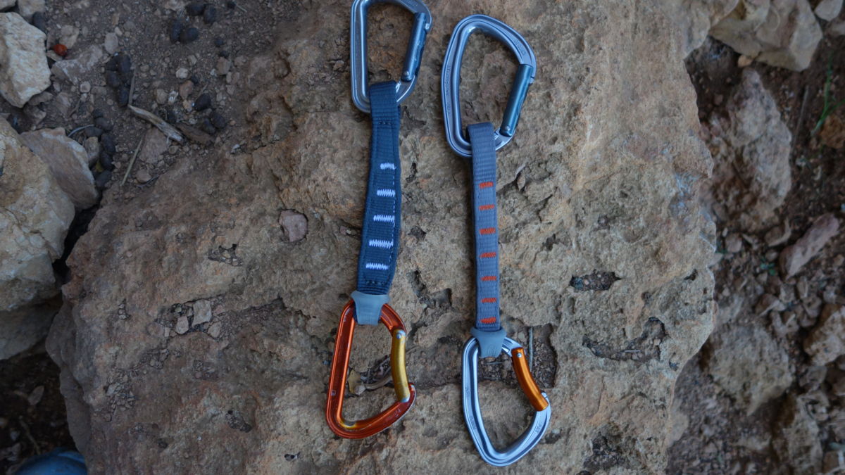 La cinta exprés Spirit (izquierda) y la Djinn Axess (derecha), ambas dos buenas cintas exprés orientadas a escalada deportiva