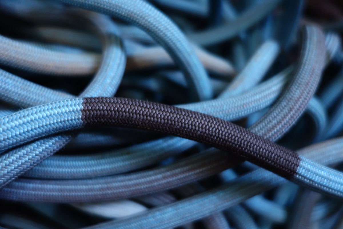 La marca de mitad de cuerda sigue intacta y posiblemente dure toda la vida de la cuerda.