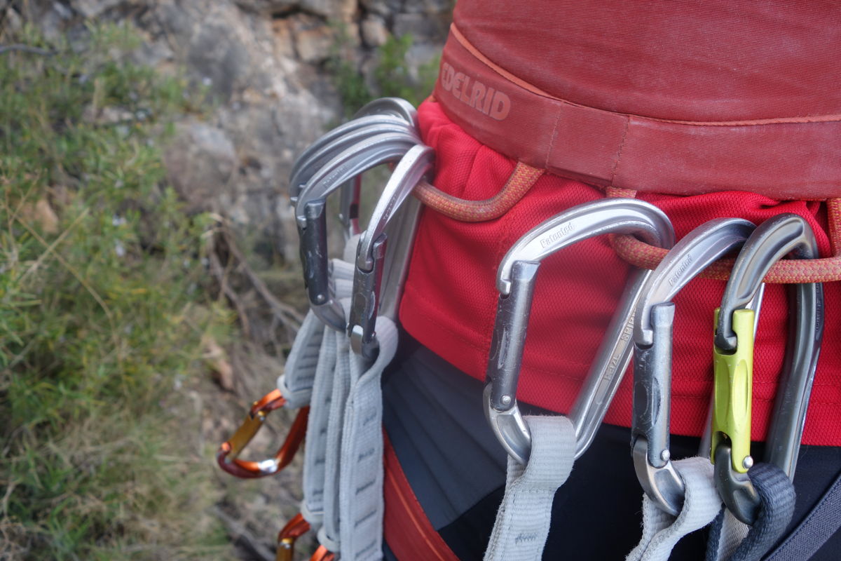 Un arnés versátil y cómodo para escalada deportiva, pared e incluso alpinismo.