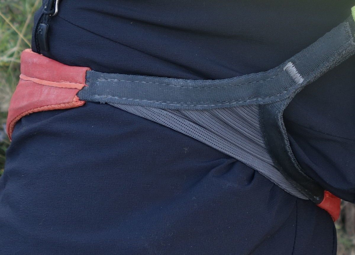 La cinta de las perneras se estrecha en el punto en el que se junta con el elástico, clavándose en el muslo mientras aseguramos.
