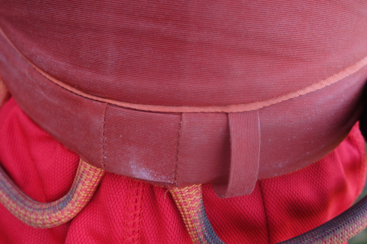 Esa pequeña cinta, perfectamente integrada en el material de la cintura y situada entre ambos portamateriales, es el bucle para colocar el mosquetón portatornillos.