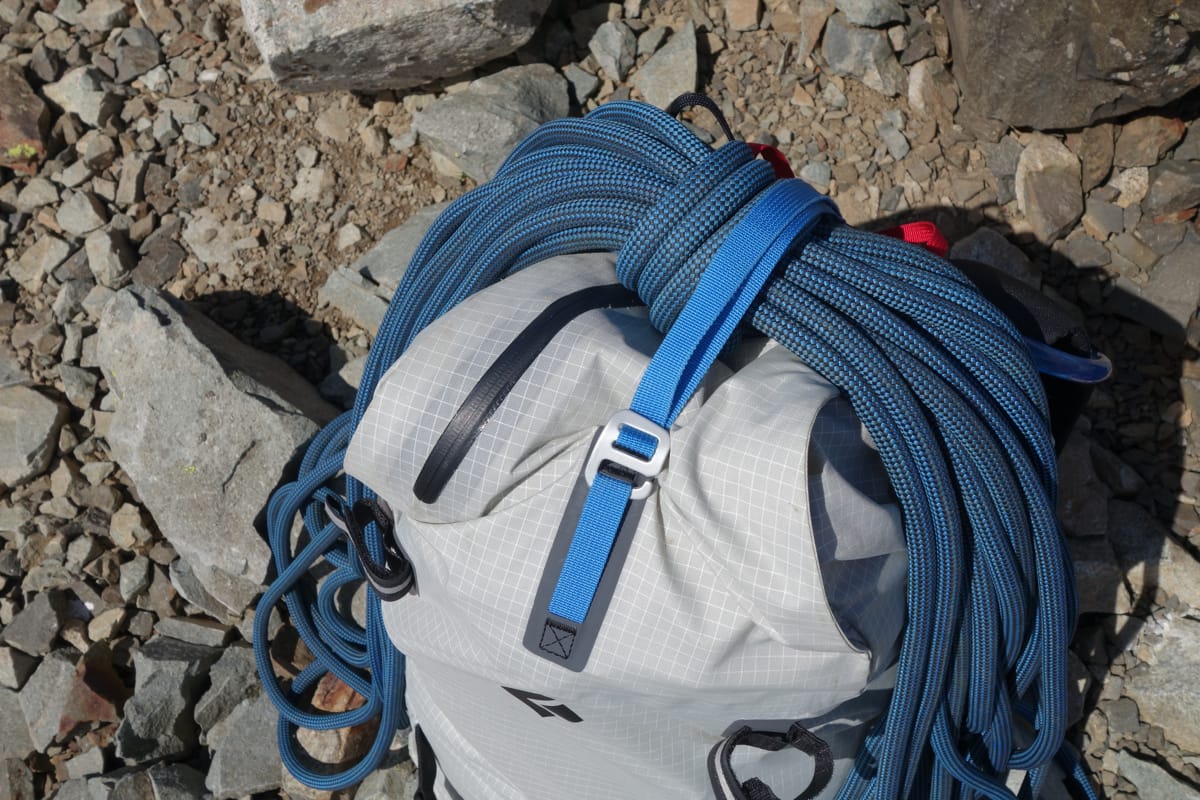 La cinta azul de cierre de la mochila también permite transportar la cuerda, sin embargo al carecer de cintas laterales no podremos mantener la cuerda pegada a los laterales de la mochila.
