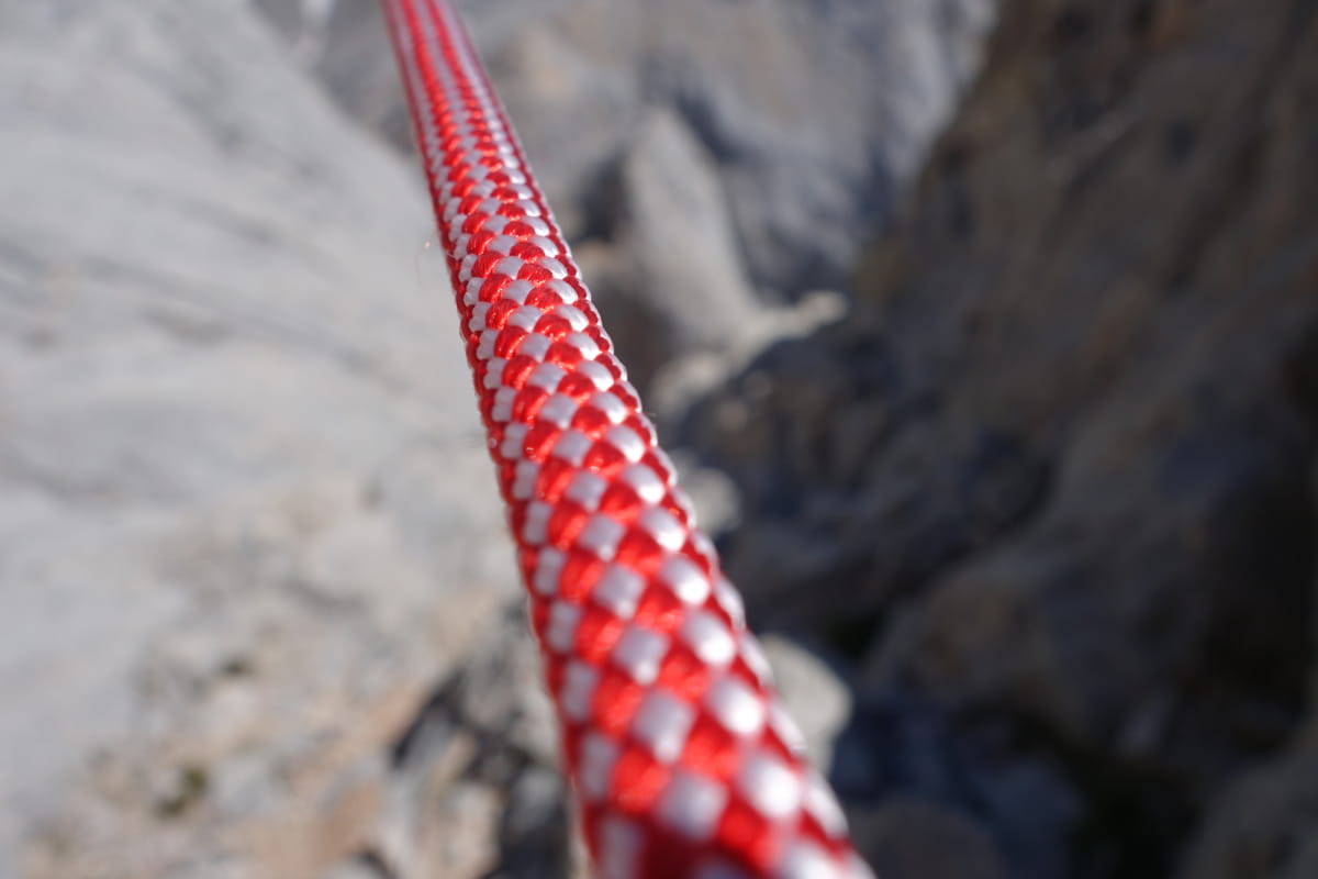 Nuestra opinión es que se trata de una cuerda con una muy buena durabilidad junto a unas prestaciones excelentes para escalada estival.