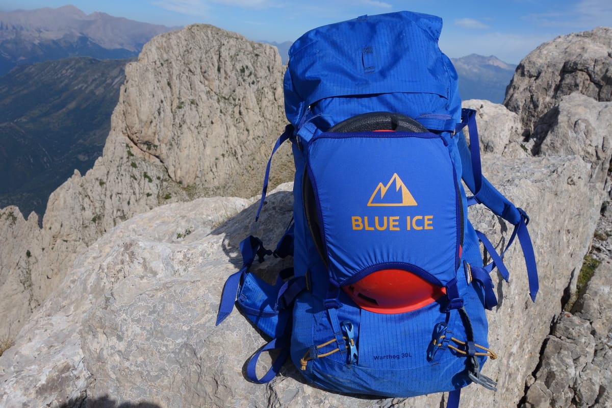 Blue Ice incluye un elemento para transportar el casco en el exterior que podremos dejar en casa o incluso usar en otras mochilas.