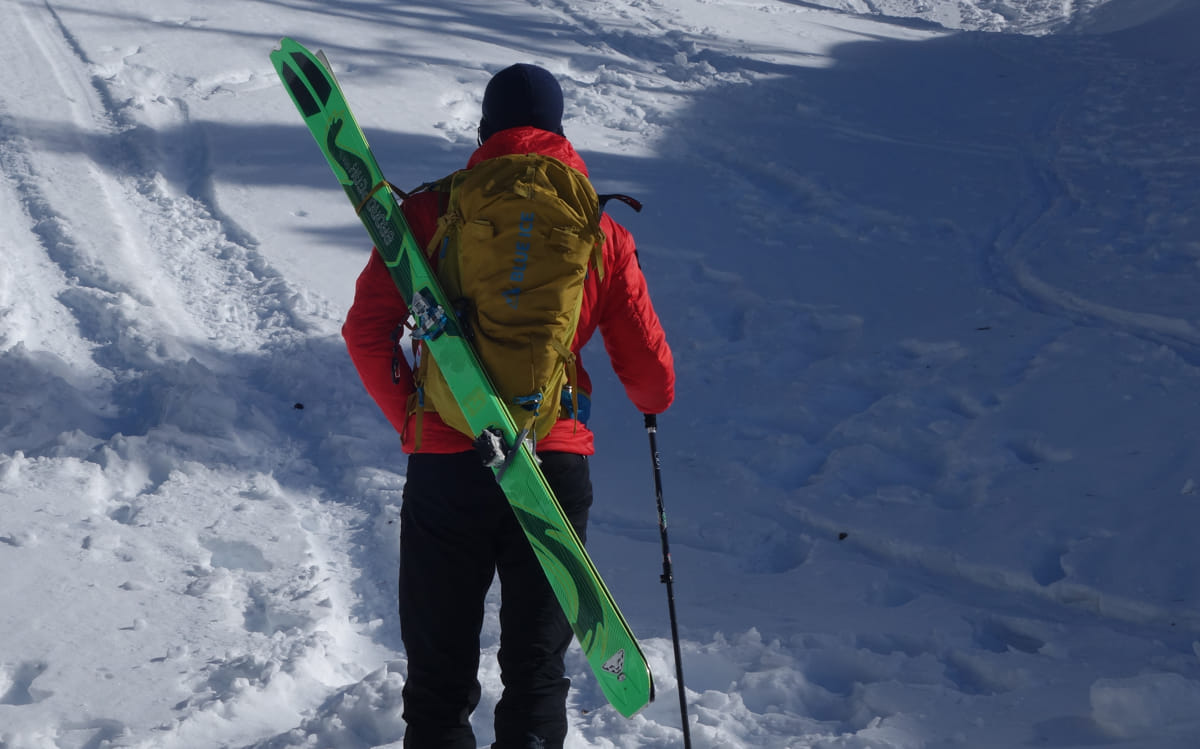 Si llevamos los esquís en diagonal con la cinta en la hombrera estos se vencen mucho hacia el hombro quedando incómodos. Definitivamente, este modo de transporte no nos convenció.