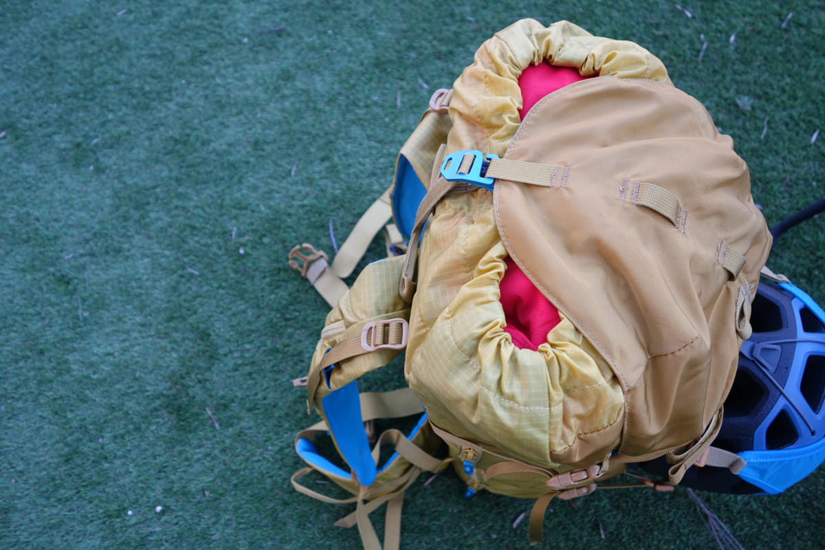 Cuando llevamos la mochila bastante llena, la tapa no cierra completamente la mochila con lo que si está nevando se nos introducirá nieve.