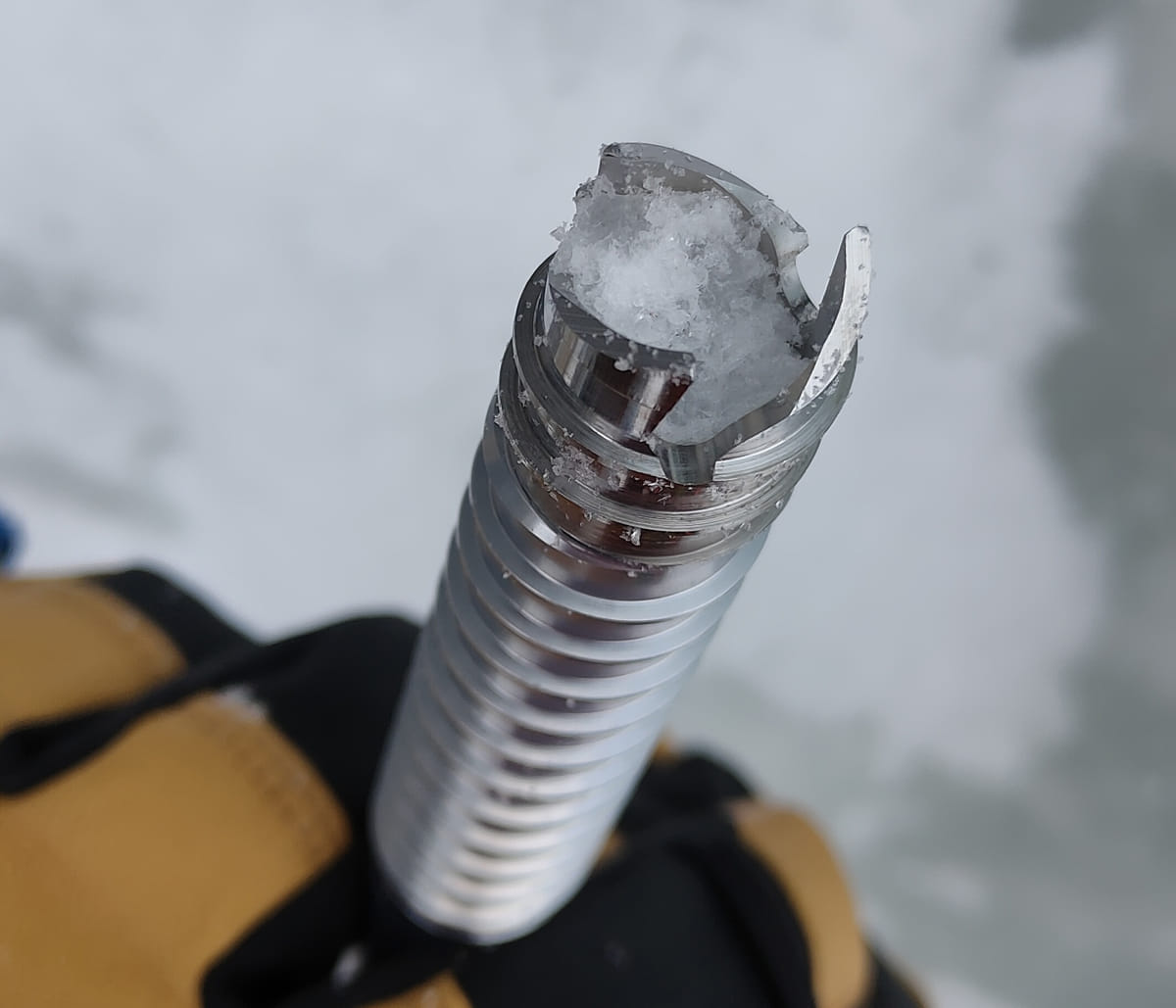 El hielo tiende a quedarse en el interior del tornillo, dificultando su colocación en más de una ocasión así como la limpieza del interior durante al recuperarlos