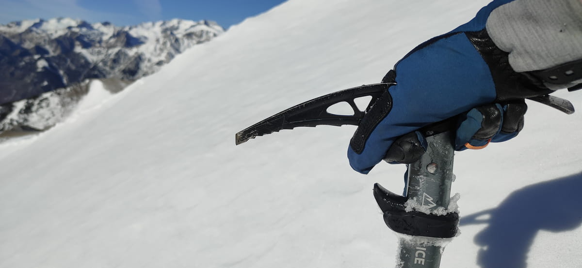 La hoja es de acero, clásica, perfecta para esquí de travesía y alpinismo sencillo.