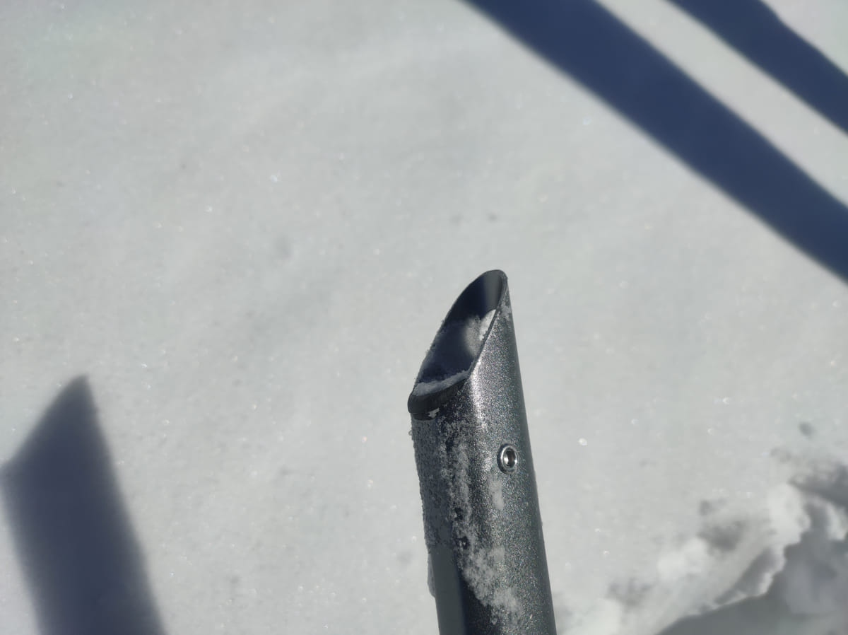 El regatón del Blue Ice Falk. Esa pequeña pieza de plástico negro evita que entre nieve en el regatón y a la vez hace de tope para el apoyo de la mano.